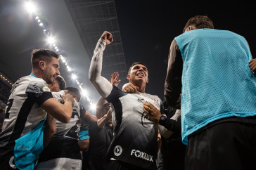 Giovane sendo abra�ado pelos companheiros ap�s marcar gol