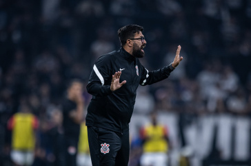 Laruccia gesticulando � beira do gramado da Arena
