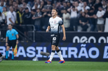 Matheus Ara�jo caminhando no gramado da Arena
