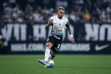 Matheuzinho conduzindo a bola durante partida