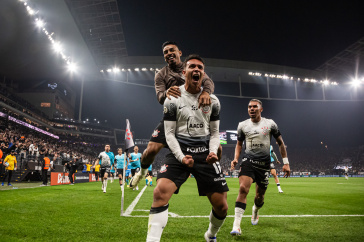 Matheuzinho e Matheus Bidu comemorando gol de Giovane