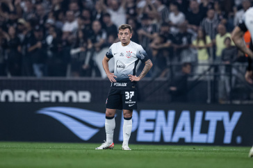 Ryan com as m�os na cintura durante jogo na Arena