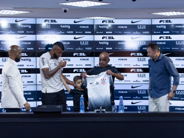 Alex Santana ao lado de pai, filho, Fabinho Soldado e Augusto Melo