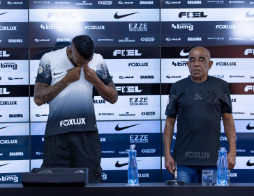 Alex Santana beija escudo do Corinthians durante apresenta��o no CT