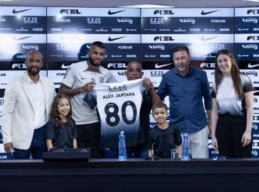 Alex Santana � apresentado ao lado da fam�lia, Fabinho Soldado e Augusto Melo