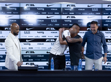 Alex Santana � apresentado ao lado de seu pai, Fabinho Soldado e Augusto Melo