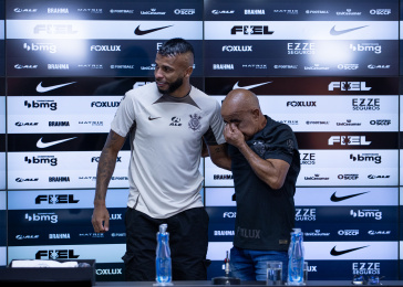 Alex Santana � apresentado ao lado de seu pai no CT