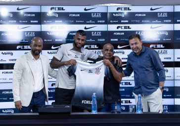 Alex Santana � apresentado no Corinthians por pai, Fabinho Soldado e Augusto Melo