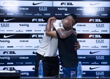 Alex Santana e seu pai durante coletiva de apresenta��o no CT