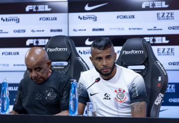 Alex Santana posicionado na sala de coletiva do CT