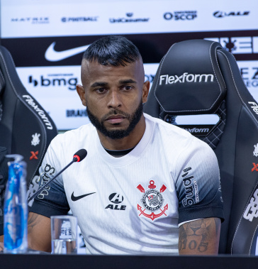 Alex Santana proferindo as primeiras palavras como jogador do Corinthians