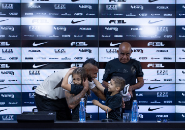 Alex Santana recebe surpresa de filhos e pai em sua apresenta��o no CT