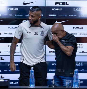 Alex Santana recebe surpresa de seu pai durante apresenta��o no CT