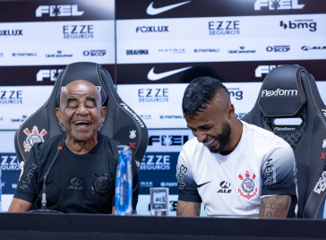 Alex Santana responde pergunta da imprensa na sala de coletiva do CT