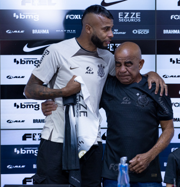 Alex Santana se emociona ao lado de seu pai durante apresenta��o no CT