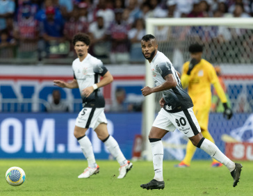 Alex Santana correndo com a bola dominada; Andr� Ramalho e Hugo Souza aparecem ao fundo