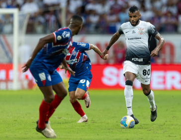 Alex Santana correndo junto � bola contra o Bahia
