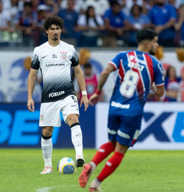 Andr� Ramalho com a bola dominada em partida contra o Bahia