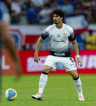 Andr� Ramalho com a bola dominada