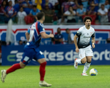 Andr� Ramalho correndo com a bola em jogo contra o Bahia