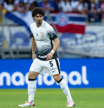 Andr� Ramalho em p� no gramado da Fonte Nova