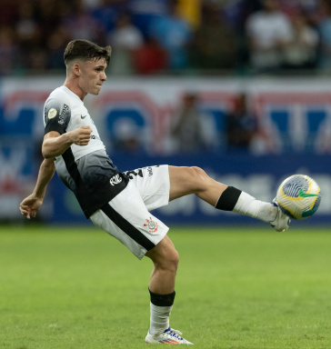 Breno Bidon batendo na bola