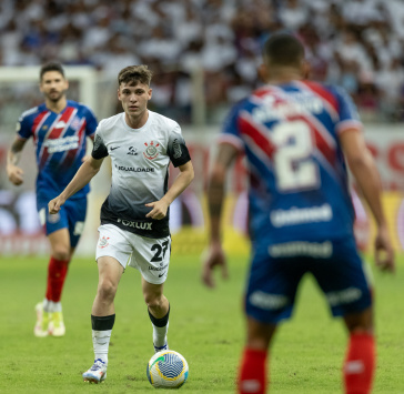 Breno Bidon junto � bola durante partida contra o Bahia