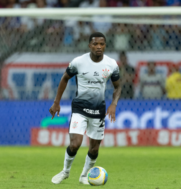 Cac� correndo com a bola