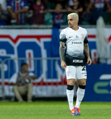 Fagner caminhando no gramado da Fonte Nova