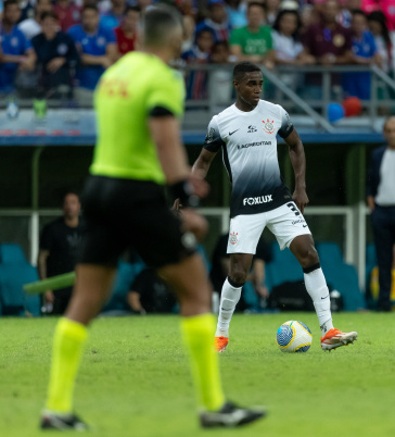 F�lix Torres dando passe durante jogo contra o Bahia