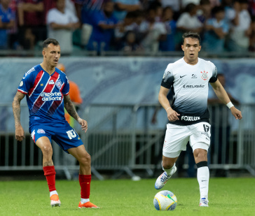 Giovane, em jogo contra o Bahia, dando passe