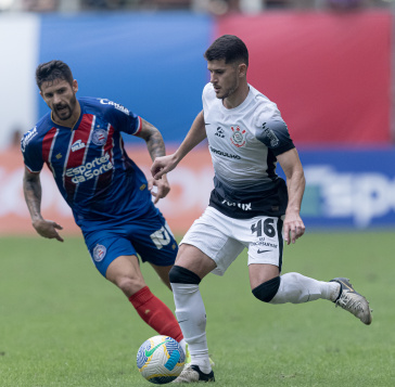 Hugo dando passe durante jogo contra o Bahia