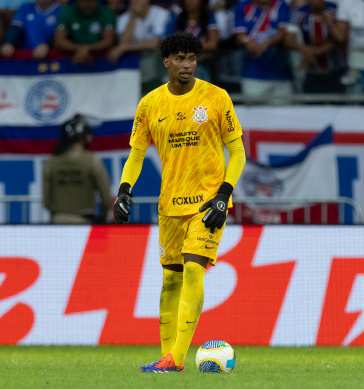 Hugo Souza, em jogo contra o Bahia, com a bola em seu p�