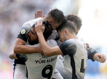 Jogadores celebrando o feito anotado por Romero