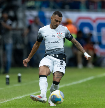 Matheuzinho batendo na bola durante partida