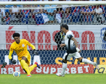 Matheuzinho e Hugo Souza durante jogo contra o Bahia