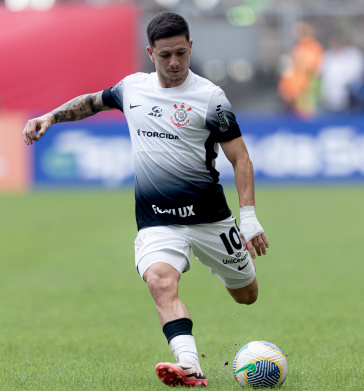 Rodrigo Garro prestes a bater na bola
