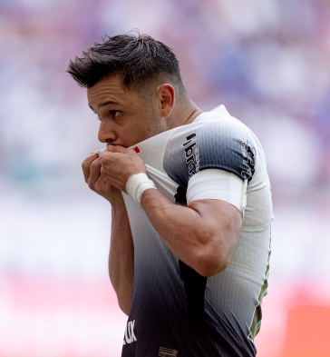 Romero beijando o escudo do Corinthians