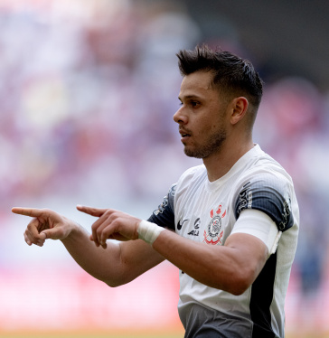 Romero comemorando ap�s balan�ar as redes