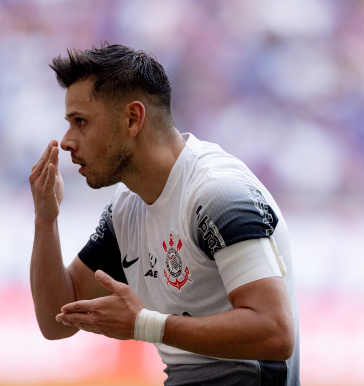 Romero comemorando ap�s balan�ar as redes