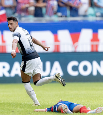 Romero comemorando ap�s marcar contra o Bahia