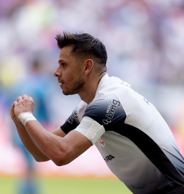 Romero fazendo um cora��o com as m�os durante celebra��o de gol