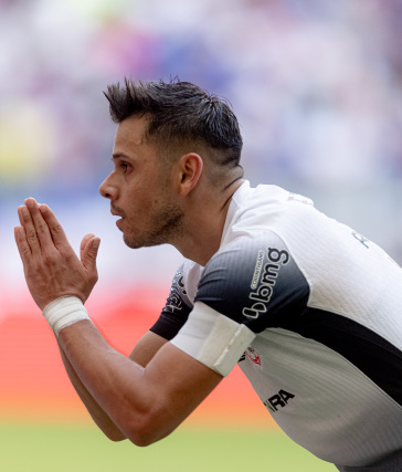 Romero juntando as m�os ao celebrar feito anotado