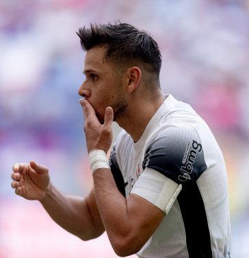 Romero mandando beijos em celebra��o
