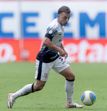 Ryan com a bola dominada em partida