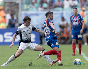 Ryan roubando a bola durante jogo contra o Bahia na Fonte Nova