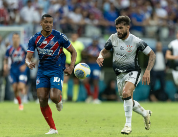 Yuri Alberto disputando a bola com marcador do Bahia