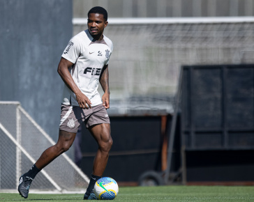 Cac� com a bola em seu dom�nio durante treino