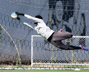 Hugo Souza realizando defesa durante treino de goleiros