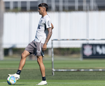 Jo�o Pedro Tchoca com a bola dominada em atividade